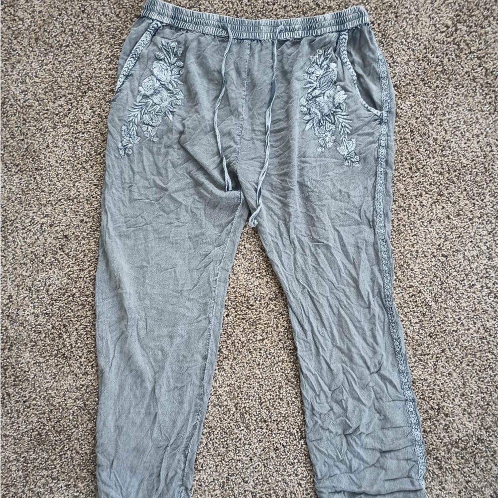 There cute. Y2K looking. Pants. Very cute with a crop top xl